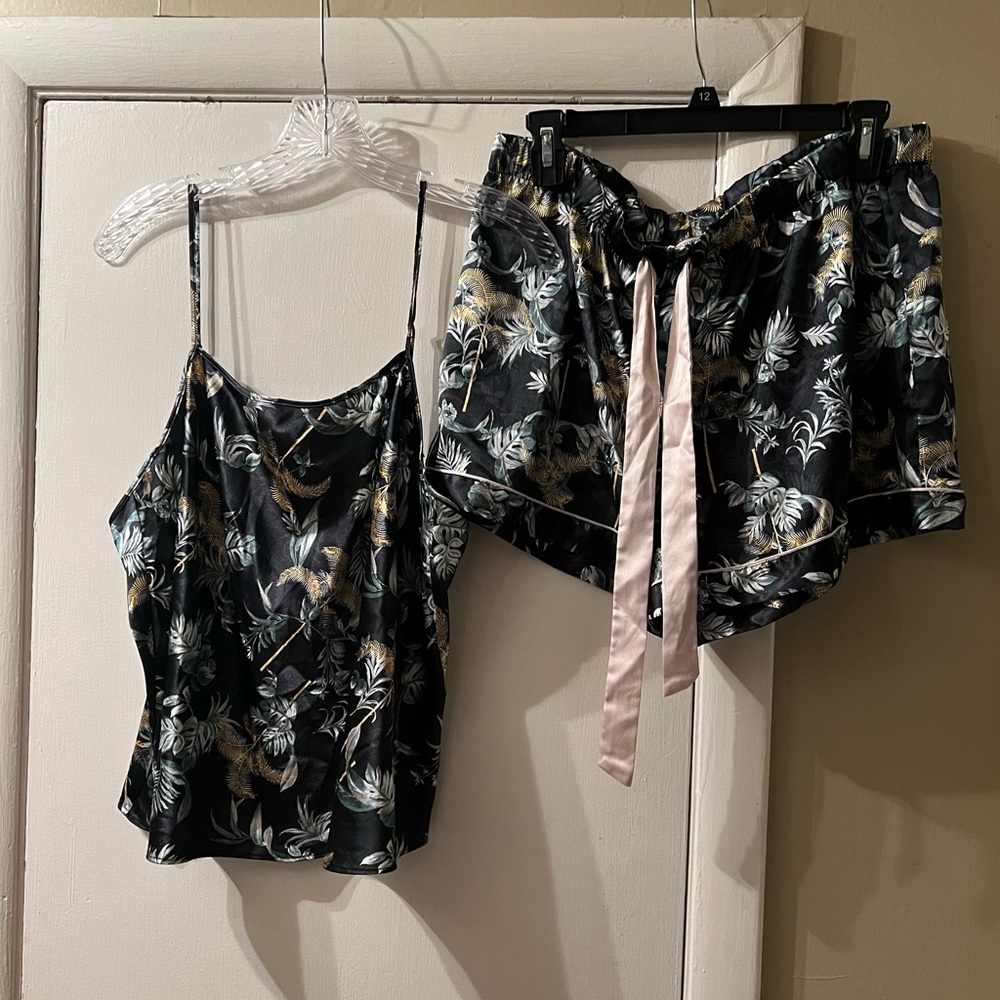 Victoria’s Secret 2pc Black Intimate Apparel Gently Pre-owned (pairs with robe)